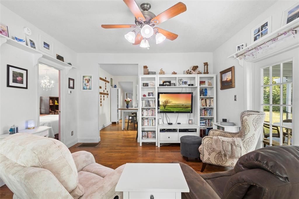 For Sale: $230,000 (3 beds, 1 baths, 1130 Square Feet)