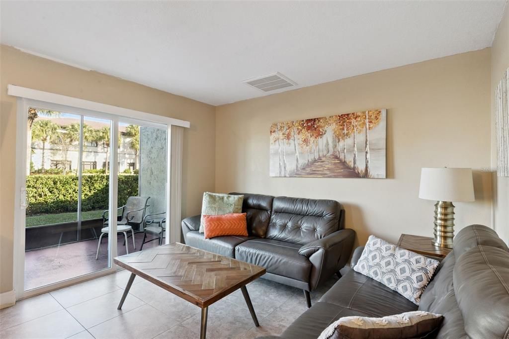 For Sale: $250,000 (2 beds, 2 baths, 1052 Square Feet)