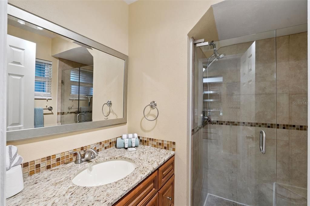 For Sale: $250,000 (2 beds, 2 baths, 1052 Square Feet)