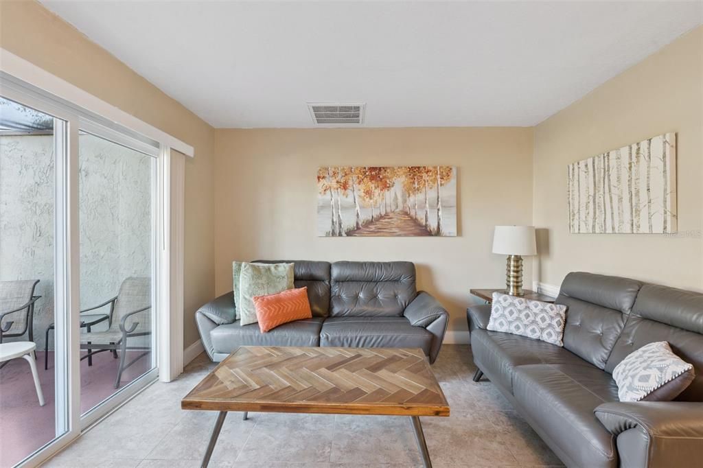 For Sale: $250,000 (2 beds, 2 baths, 1052 Square Feet)