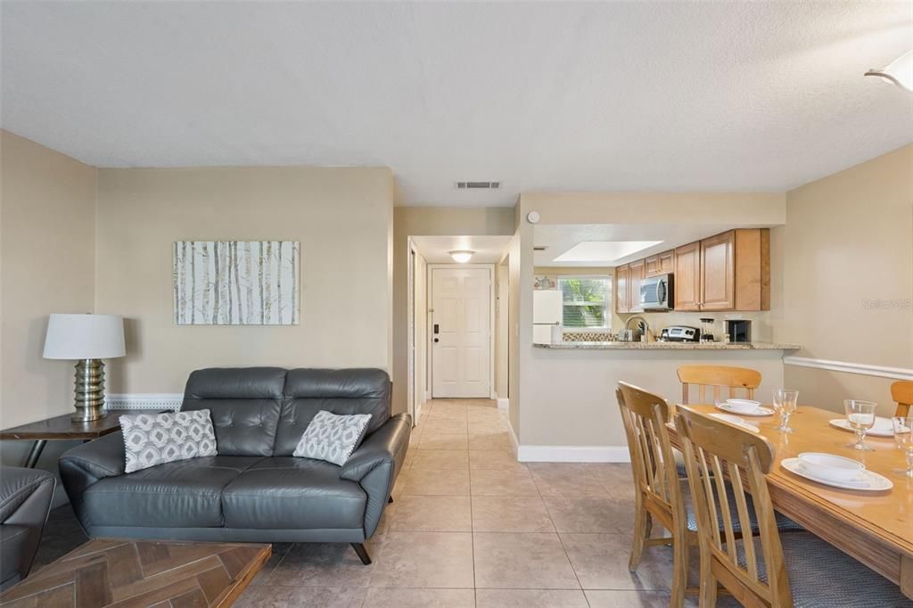 For Sale: $250,000 (2 beds, 2 baths, 1052 Square Feet)