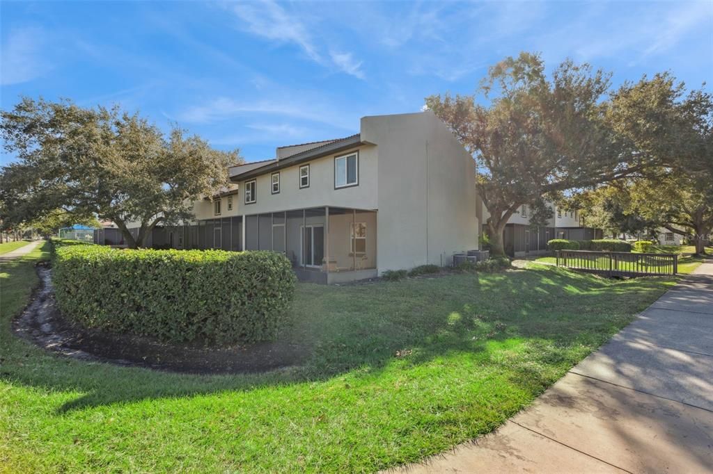 For Sale: $250,000 (2 beds, 2 baths, 1052 Square Feet)