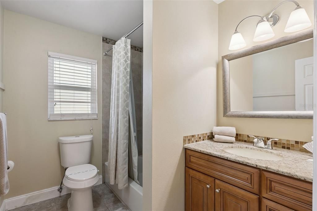 For Sale: $250,000 (2 beds, 2 baths, 1052 Square Feet)