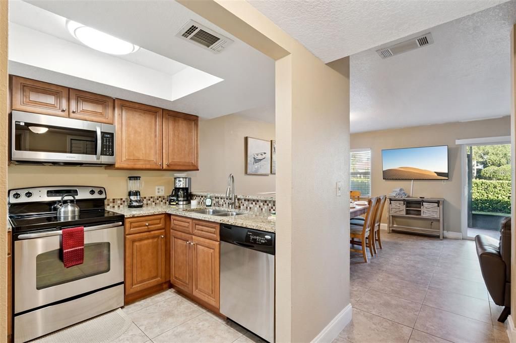 For Sale: $250,000 (2 beds, 2 baths, 1052 Square Feet)