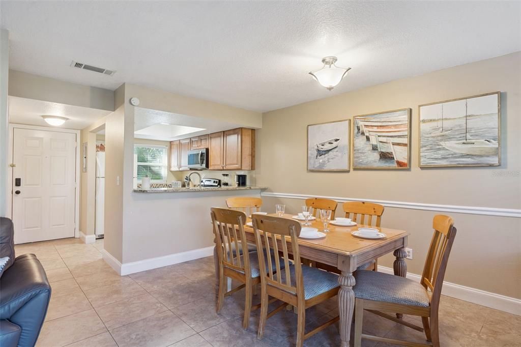 For Sale: $250,000 (2 beds, 2 baths, 1052 Square Feet)