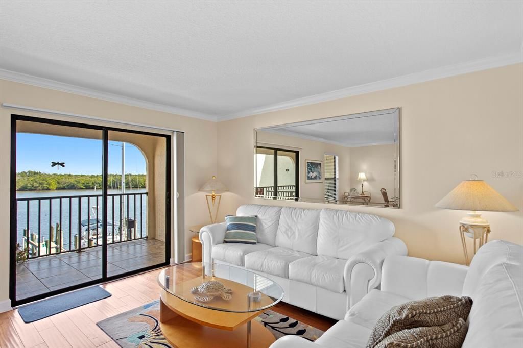 For Sale: $520,000 (2 beds, 2 baths, 1104 Square Feet)