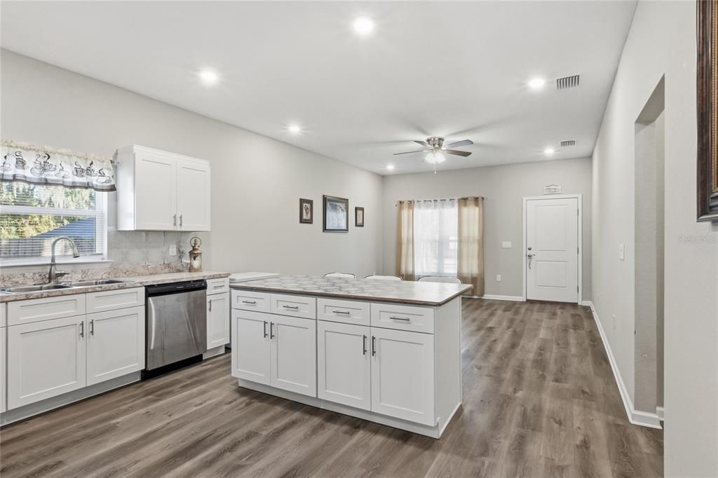 For Sale: $285,000 (3 beds, 2 baths, 1295 Square Feet)