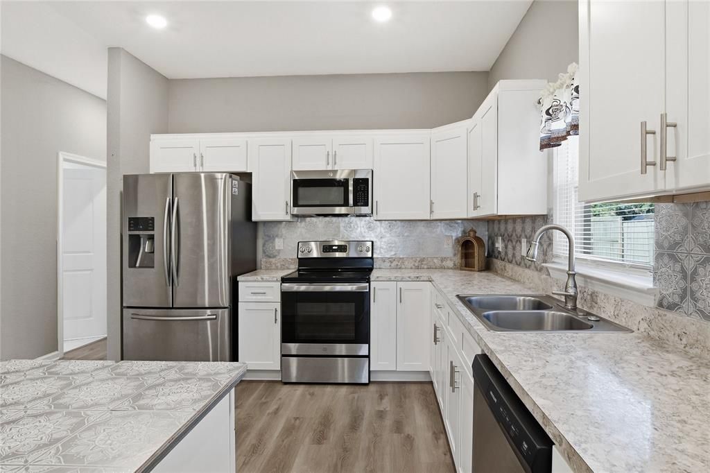 For Sale: $285,000 (3 beds, 2 baths, 1295 Square Feet)