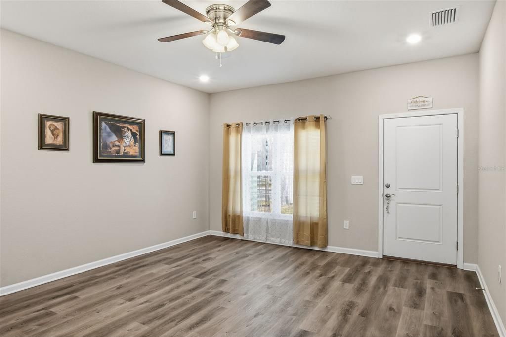 For Sale: $285,000 (3 beds, 2 baths, 1295 Square Feet)