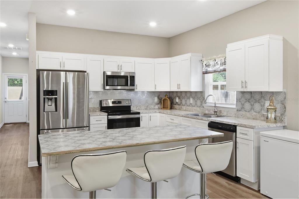 For Sale: $285,000 (3 beds, 2 baths, 1295 Square Feet)