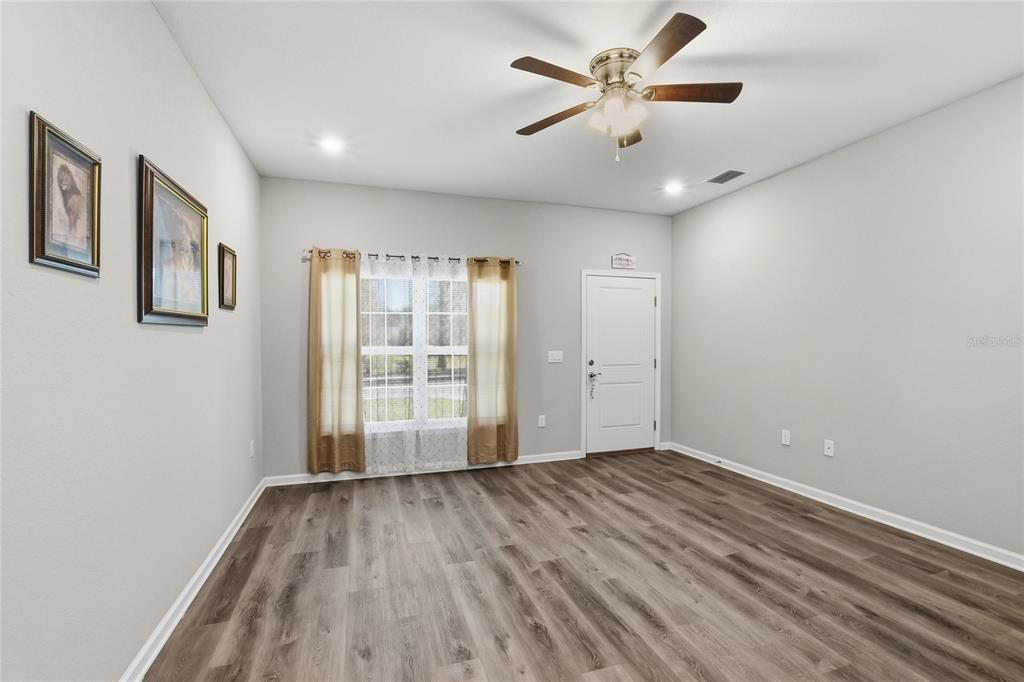 For Sale: $285,000 (3 beds, 2 baths, 1295 Square Feet)