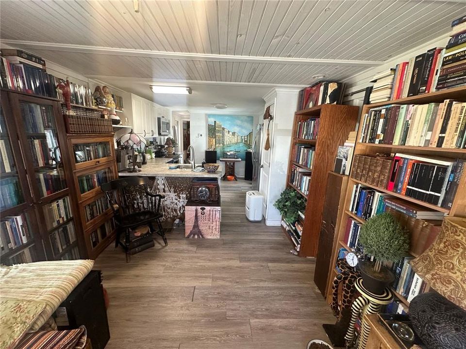 For Sale: $152,000 (1 beds, 1 baths, 752 Square Feet)