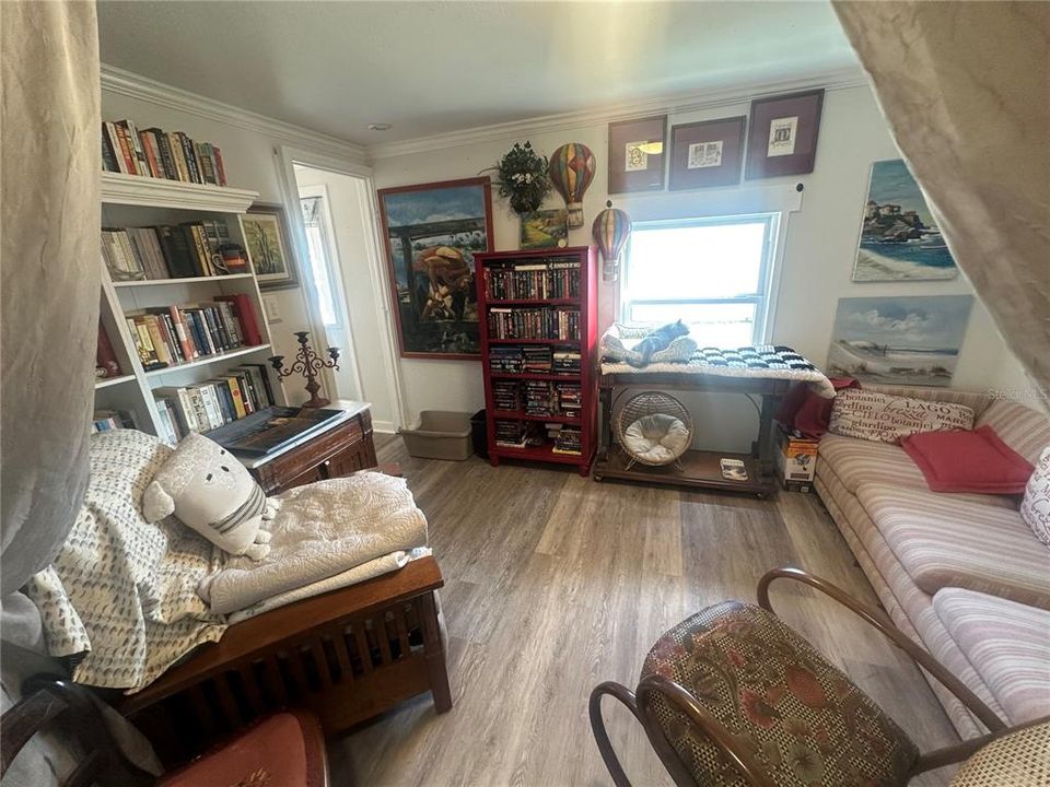 For Sale: $152,000 (1 beds, 1 baths, 752 Square Feet)