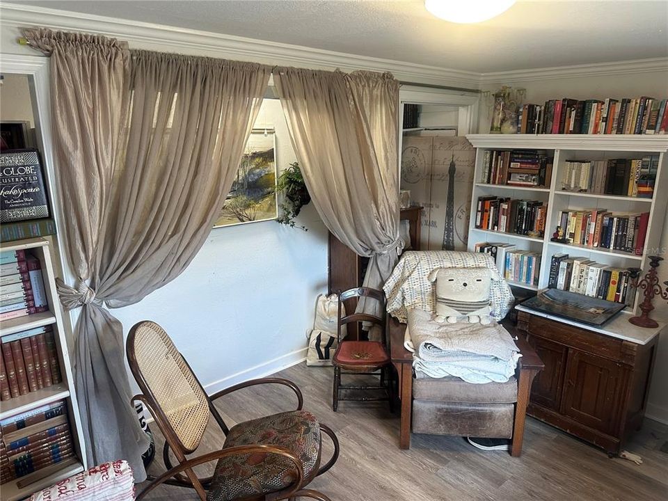 For Sale: $152,000 (1 beds, 1 baths, 752 Square Feet)