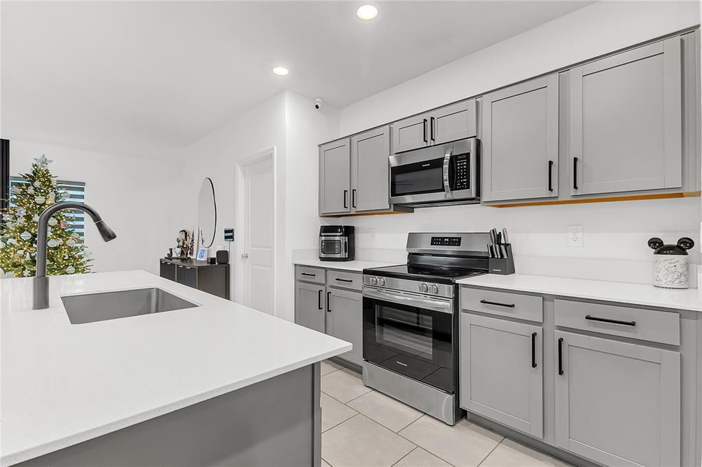 En Venta: $310,000 (4 camas, 2 baños, 1933 Pies cuadrados)