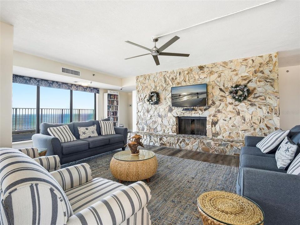 For Sale: $1,050,000 (3 beds, 3 baths, 1555 Square Feet)