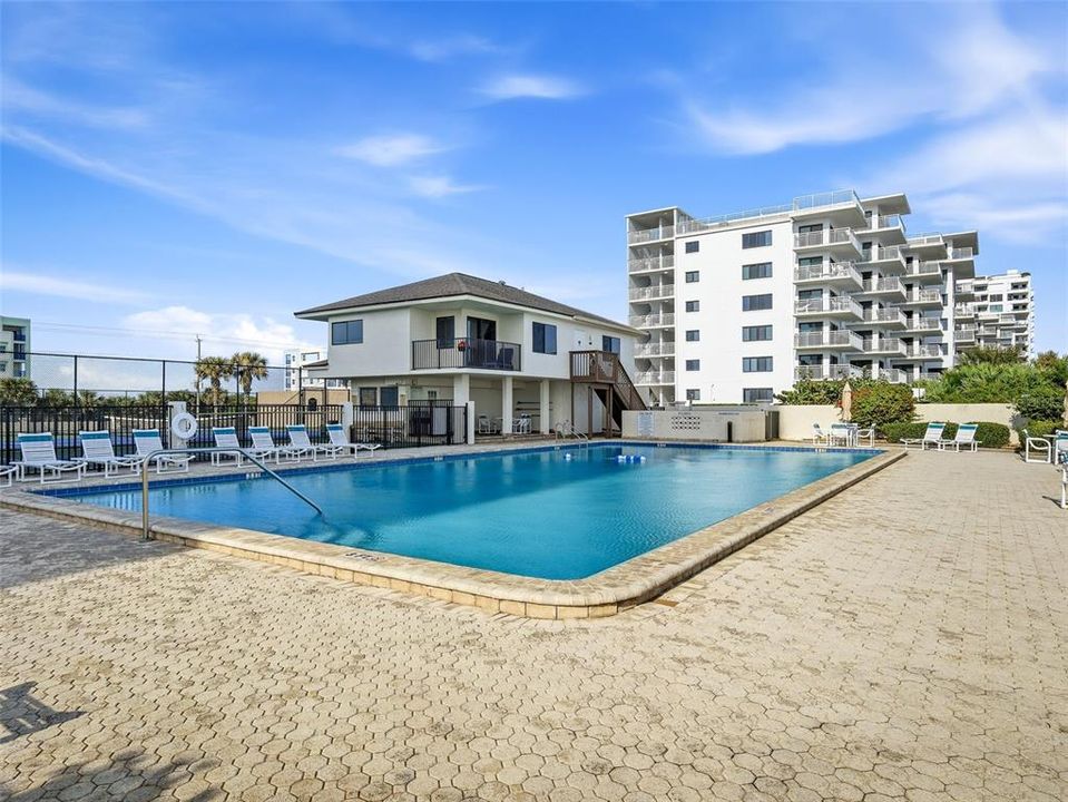 For Sale: $1,050,000 (3 beds, 3 baths, 1555 Square Feet)