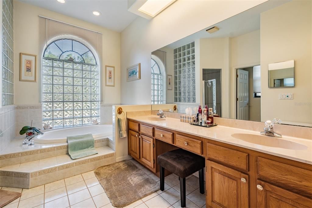 For Sale: $815,000 (4 beds, 3 baths, 2993 Square Feet)