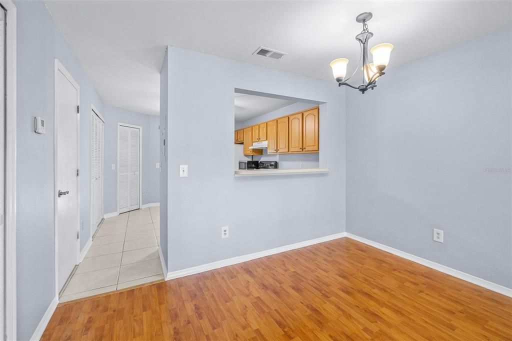 待售: $219,000 (2 贝兹, 2 浴室, 1185 平方英尺)