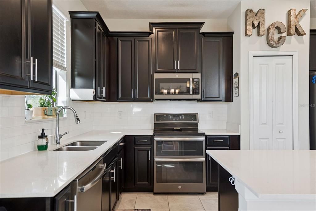 На продажу: $319,900 (3 спален, 2 ванн, 1881 Квадратных фут)