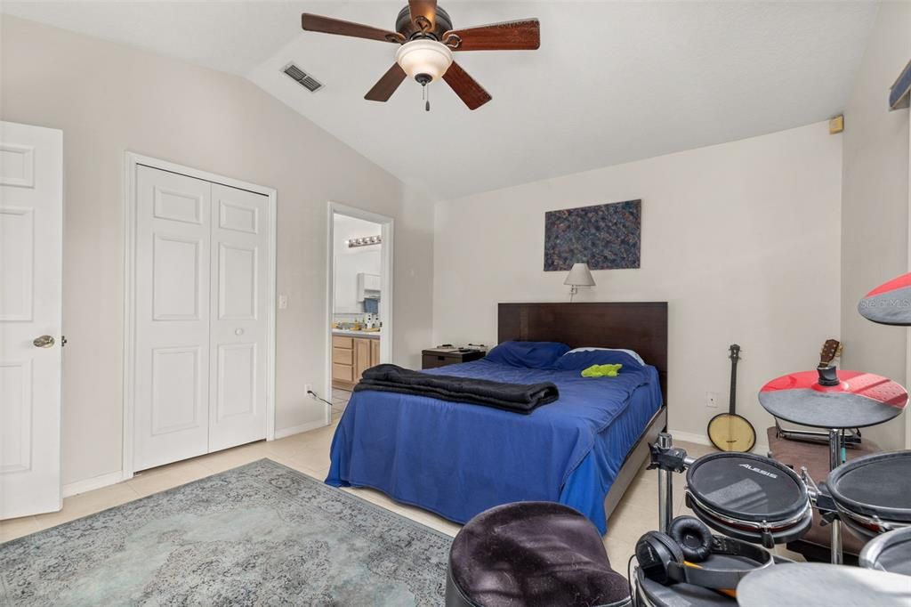 En Venta: $375,000 (3 camas, 2 baños, 1800 Pies cuadrados)