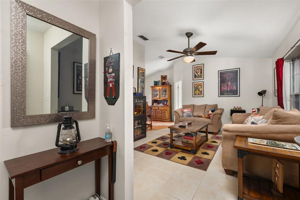 En Venta: $375,000 (3 camas, 2 baños, 1800 Pies cuadrados)