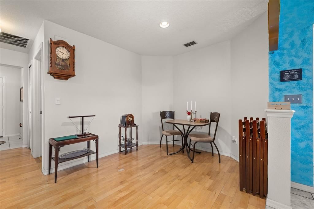 En Venta: $375,000 (3 camas, 2 baños, 1800 Pies cuadrados)