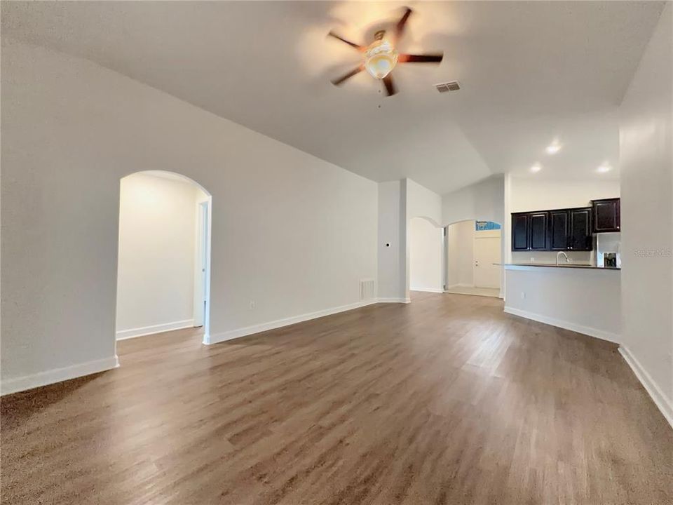 For Sale: $375,000 (4 beds, 3 baths, 1910 Square Feet)