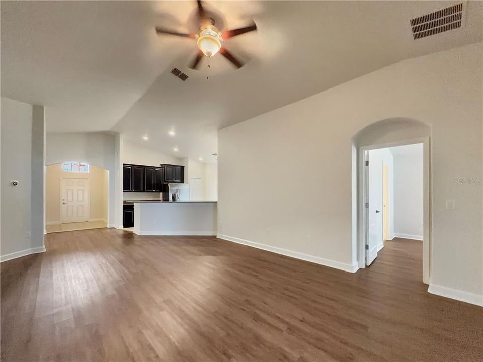 For Sale: $375,000 (4 beds, 3 baths, 1910 Square Feet)