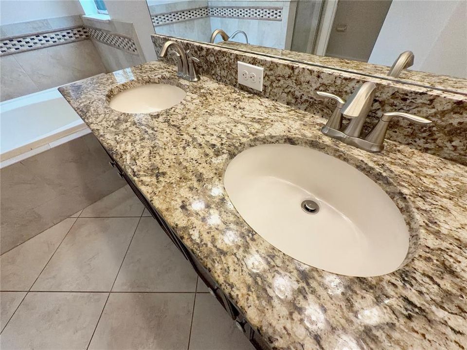 For Sale: $375,000 (4 beds, 3 baths, 1910 Square Feet)