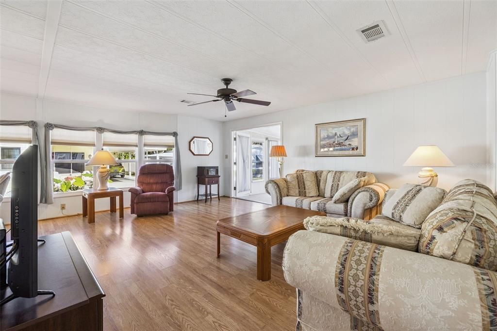 待售: $125,000 (2 贝兹, 2 浴室, 1168 平方英尺)