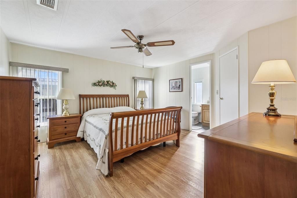 待售: $125,000 (2 贝兹, 2 浴室, 1168 平方英尺)