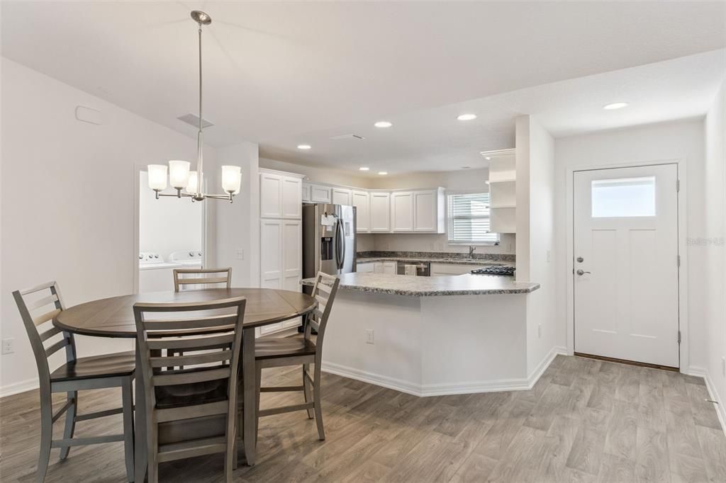 На продажу: $349,900 (3 спален, 2 ванн, 1361 Квадратных фут)