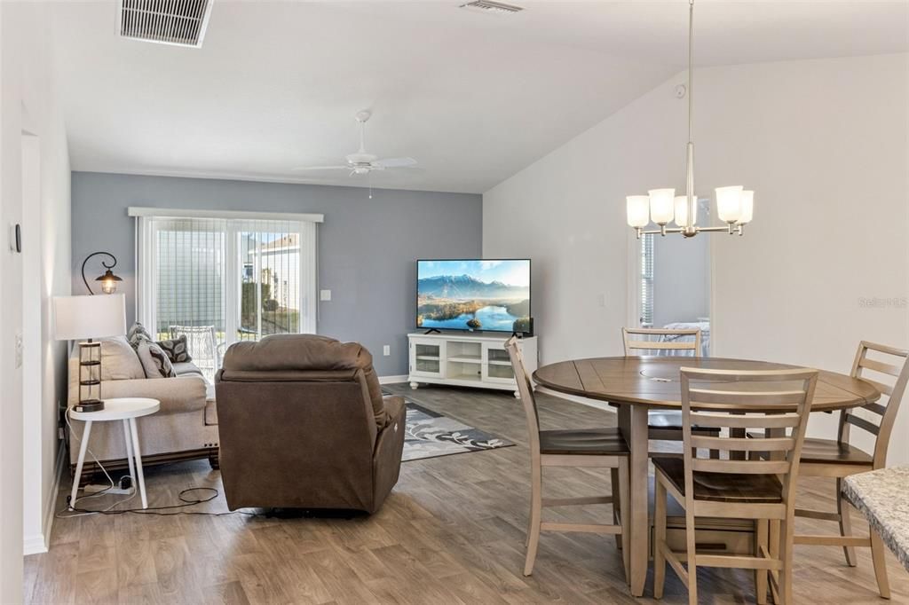 На продажу: $349,900 (3 спален, 2 ванн, 1361 Квадратных фут)