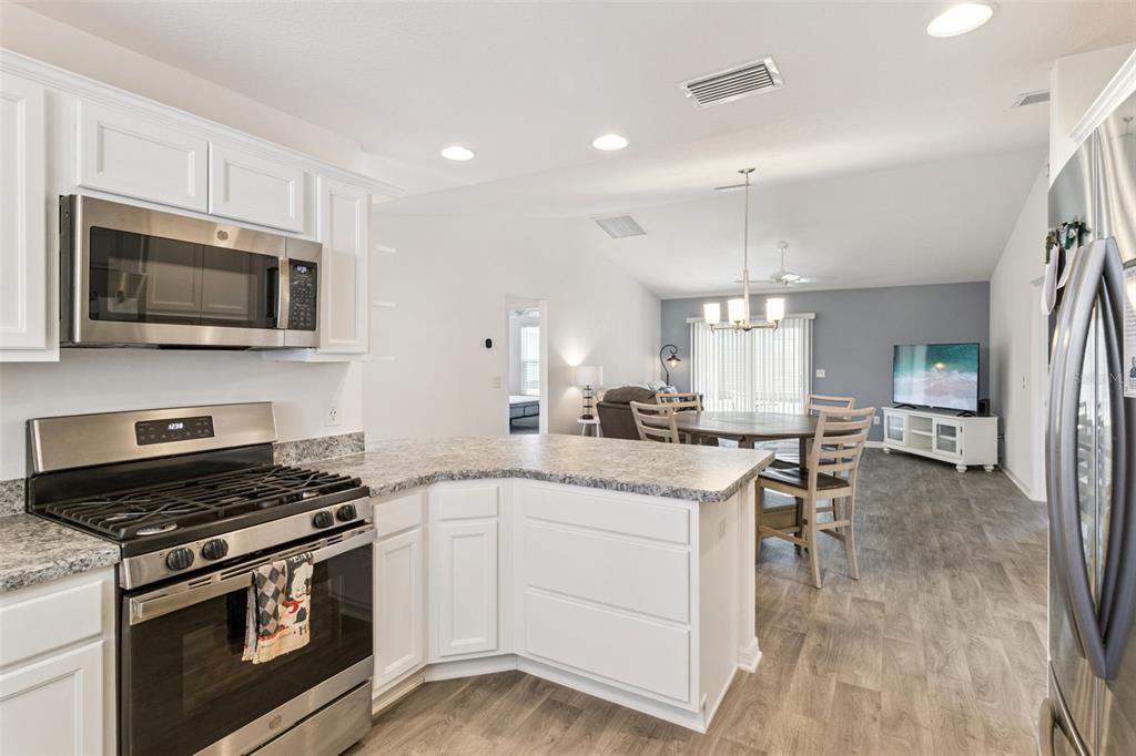 На продажу: $349,900 (3 спален, 2 ванн, 1361 Квадратных фут)