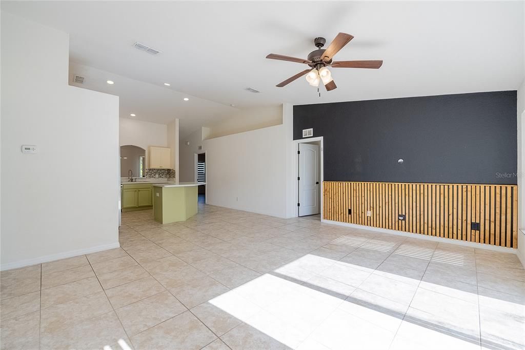 En Venta: $295,000 (4 camas, 2 baños, 1715 Pies cuadrados)