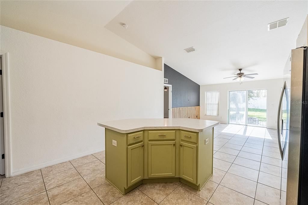 En Venta: $295,000 (4 camas, 2 baños, 1715 Pies cuadrados)