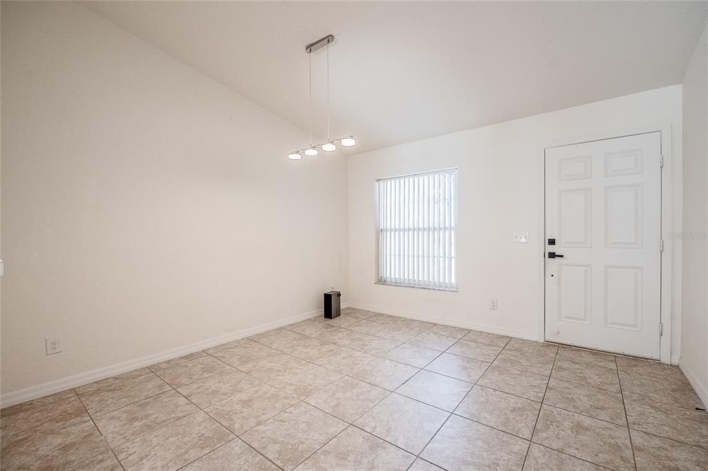 En Venta: $295,000 (4 camas, 2 baños, 1715 Pies cuadrados)