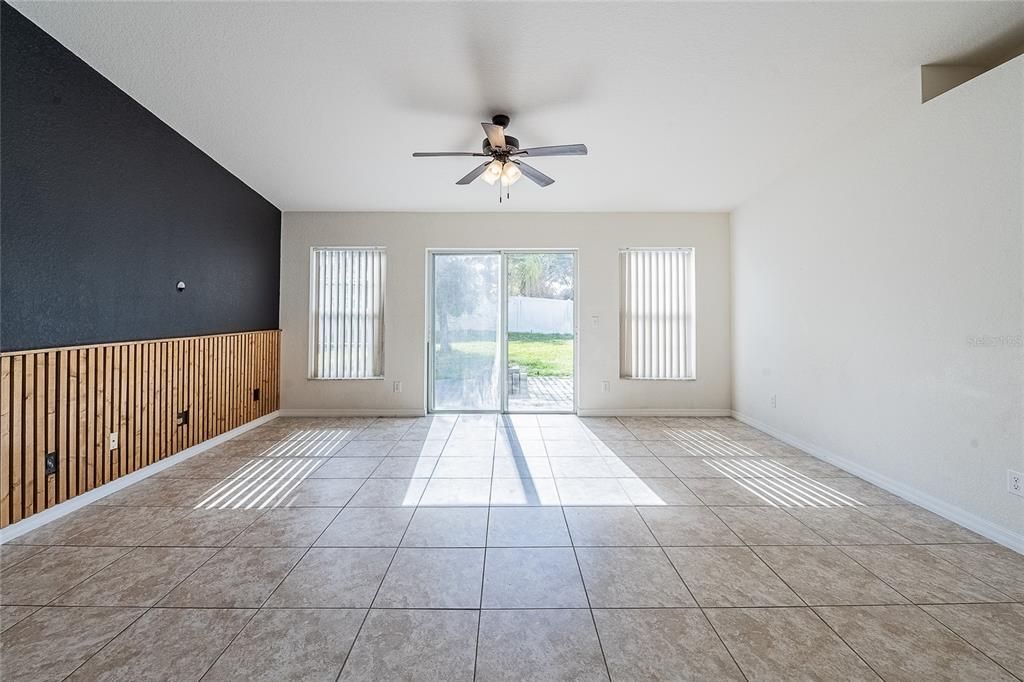 En Venta: $295,000 (4 camas, 2 baños, 1715 Pies cuadrados)