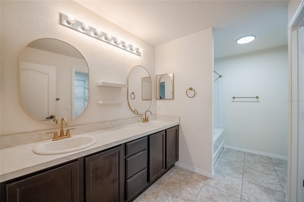 En Venta: $295,000 (4 camas, 2 baños, 1715 Pies cuadrados)