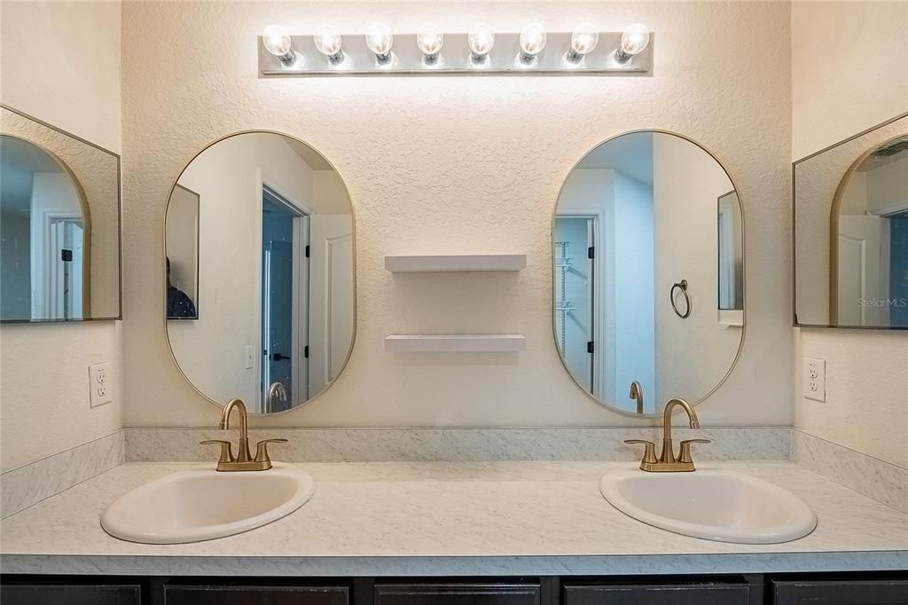 En Venta: $295,000 (4 camas, 2 baños, 1715 Pies cuadrados)