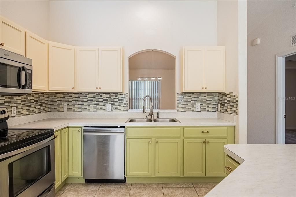 En Venta: $295,000 (4 camas, 2 baños, 1715 Pies cuadrados)