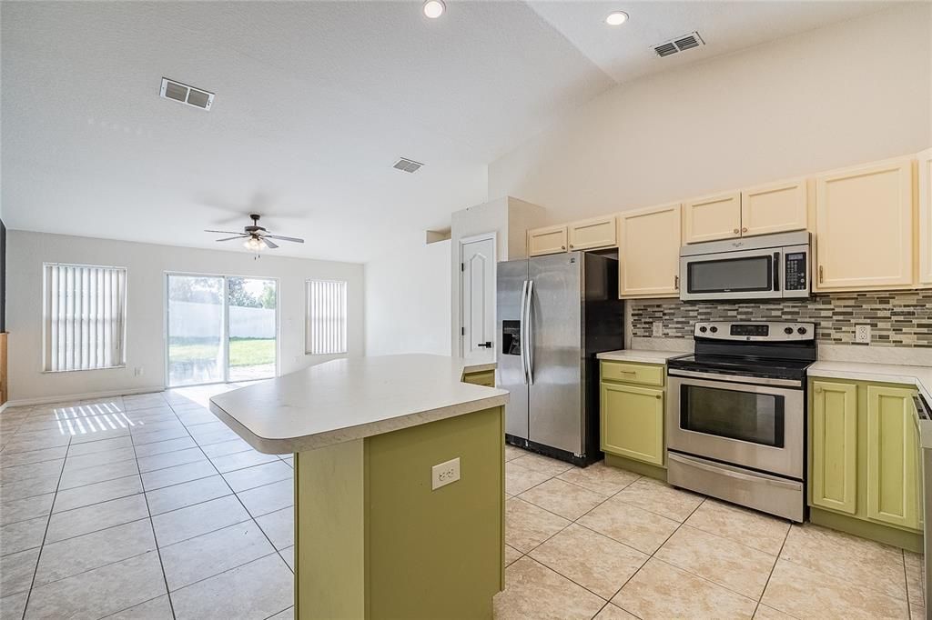 En Venta: $295,000 (4 camas, 2 baños, 1715 Pies cuadrados)