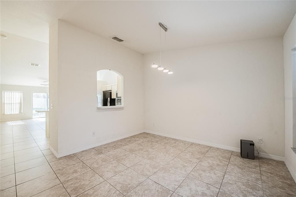 En Venta: $295,000 (4 camas, 2 baños, 1715 Pies cuadrados)