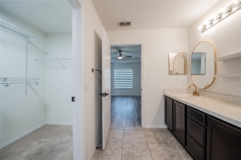 En Venta: $295,000 (4 camas, 2 baños, 1715 Pies cuadrados)