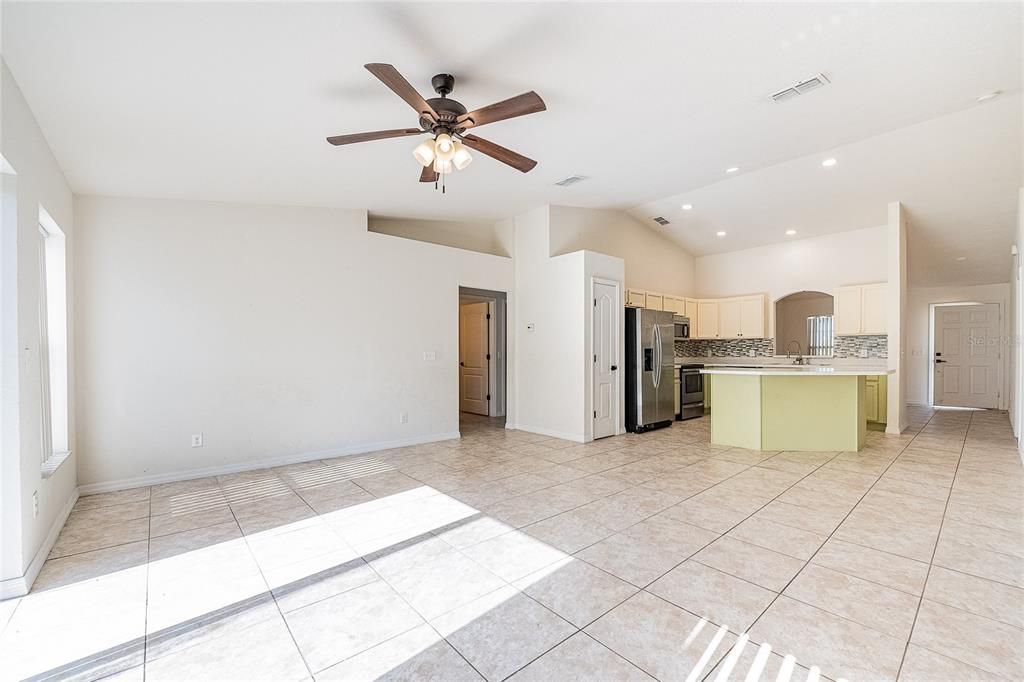 En Venta: $295,000 (4 camas, 2 baños, 1715 Pies cuadrados)