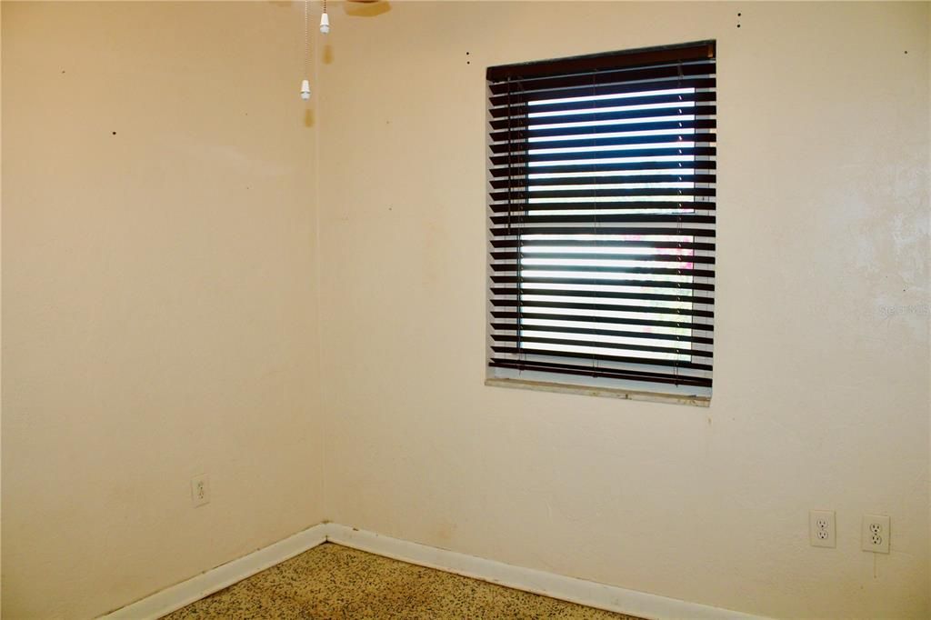For Sale: $175,000 (2 beds, 1 baths, 897 Square Feet)