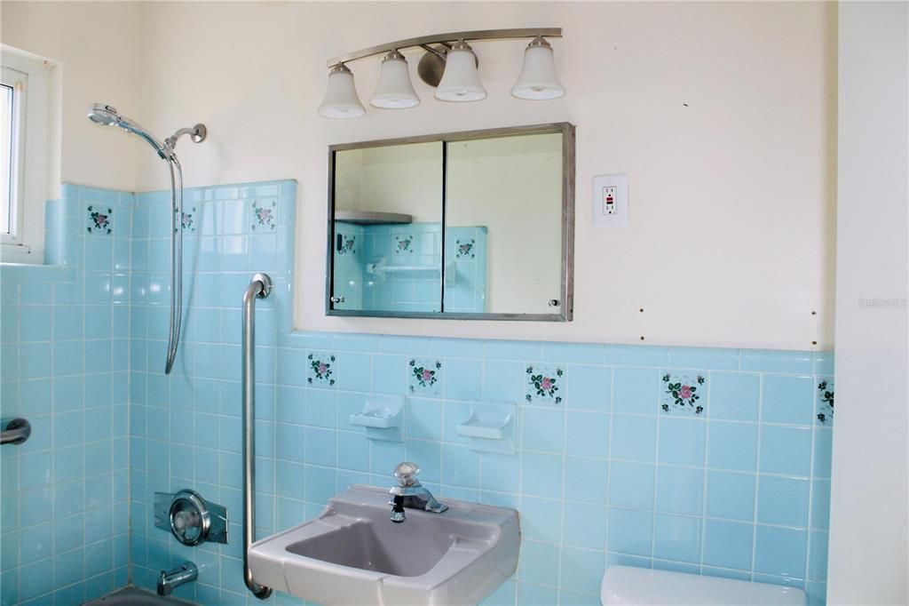 For Sale: $175,000 (2 beds, 1 baths, 897 Square Feet)