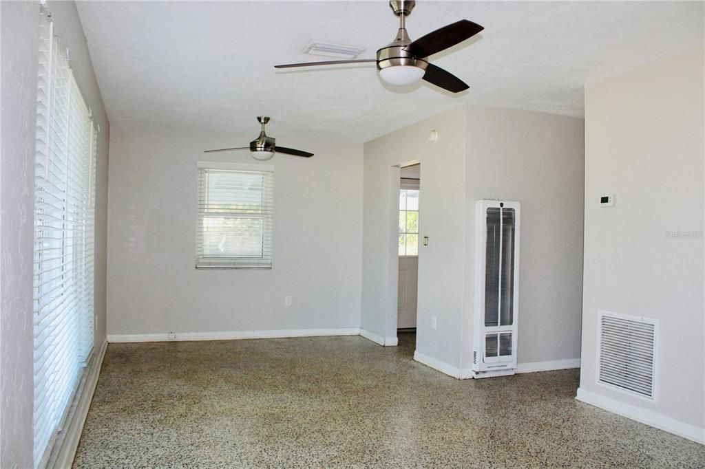 For Sale: $175,000 (2 beds, 1 baths, 897 Square Feet)