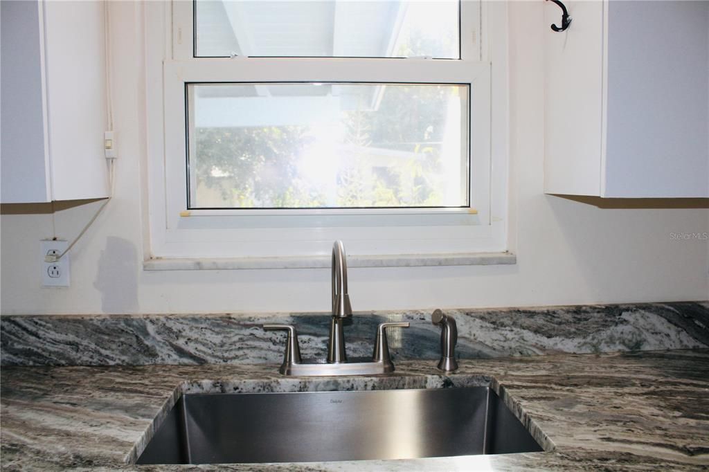 For Sale: $175,000 (2 beds, 1 baths, 897 Square Feet)